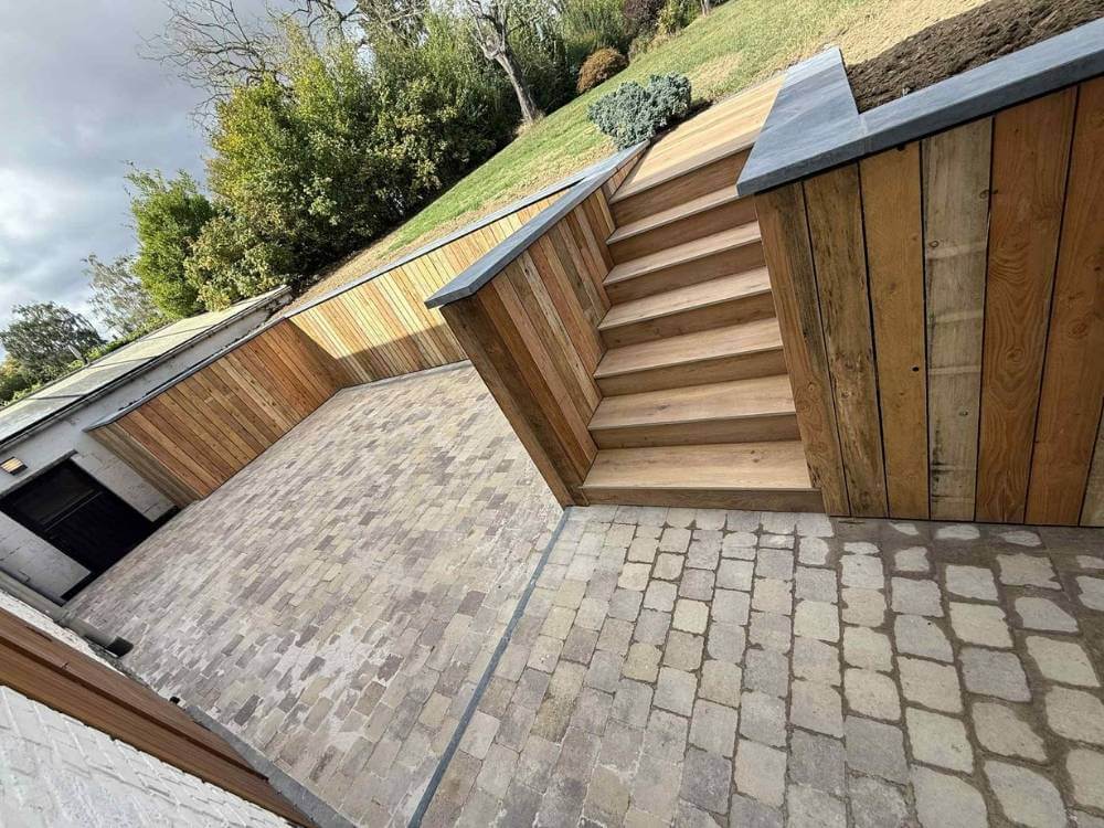 Aménagement paysager harmonieux avec espaces verts et jardin bien entretenu