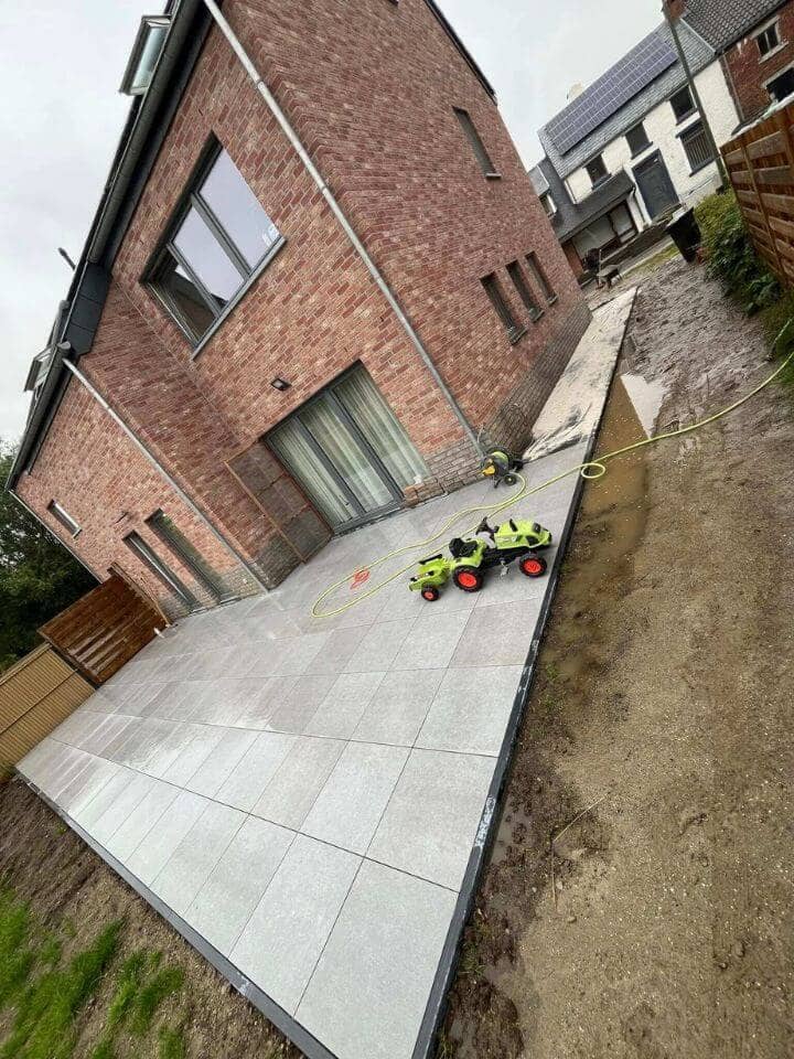 Terrasse carrelage / Parking image 9