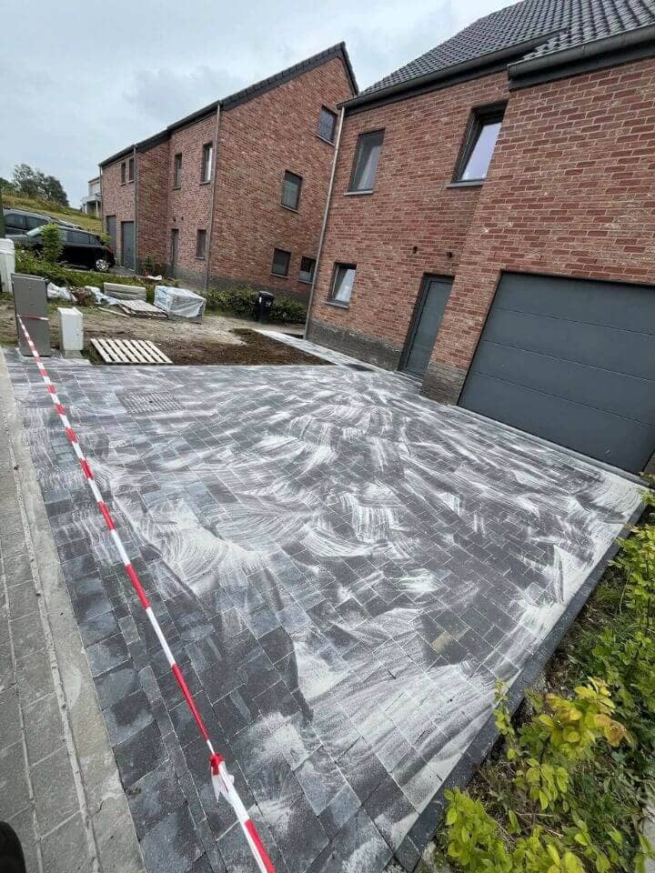 Terrasse carrelage / Parking image 10